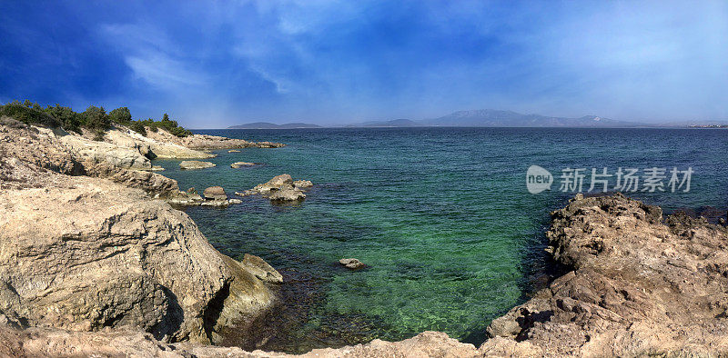 美丽的绿松石色岩石海景，清澈透明的水