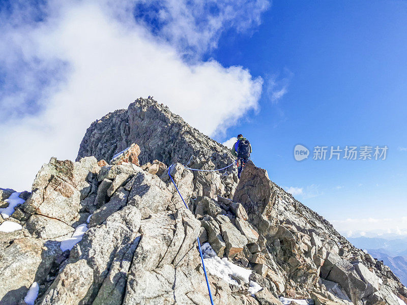 登山运动员到达山顶