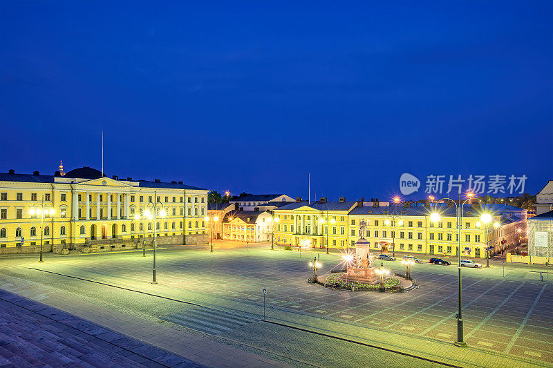 芬兰赫尔辛基市中心的参议院广场之夜