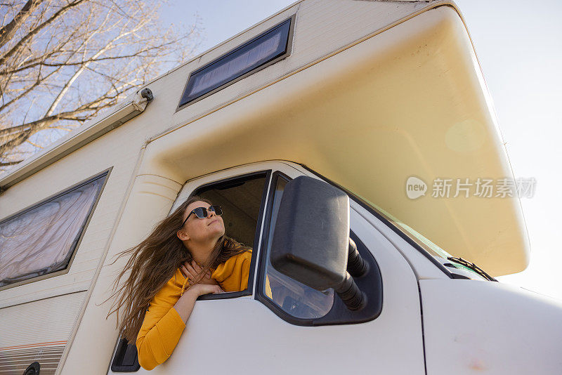 快乐的女人享受露营的旅程