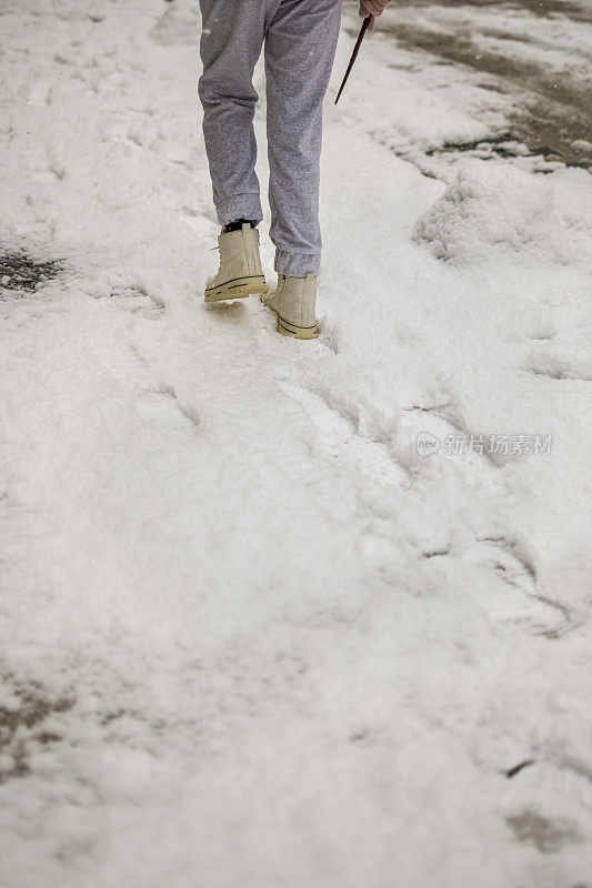 漫步在清晨的第一场雪中