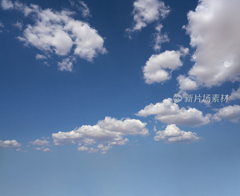 蓝色的夏天天空与白云完美的天空背景