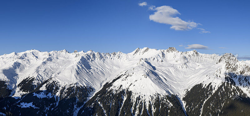 冰雪覆盖的山脉是冬季景观