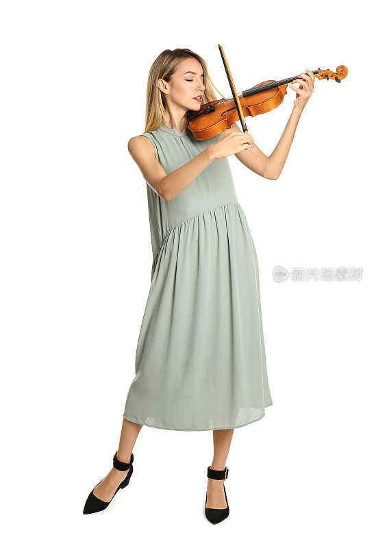 美丽的女人在白色的背景上拉小提琴