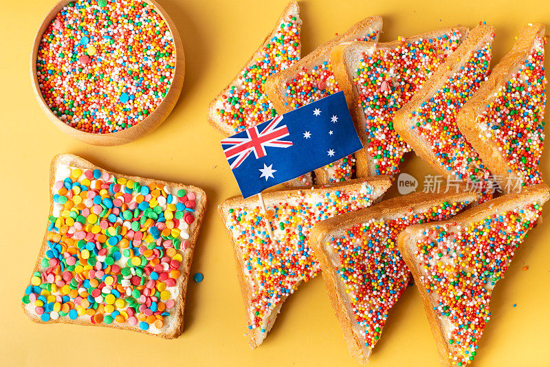 仙女面包配黄油刀，侧视图。澳大利亚著名的传统美食，黄色背景的仙女面包