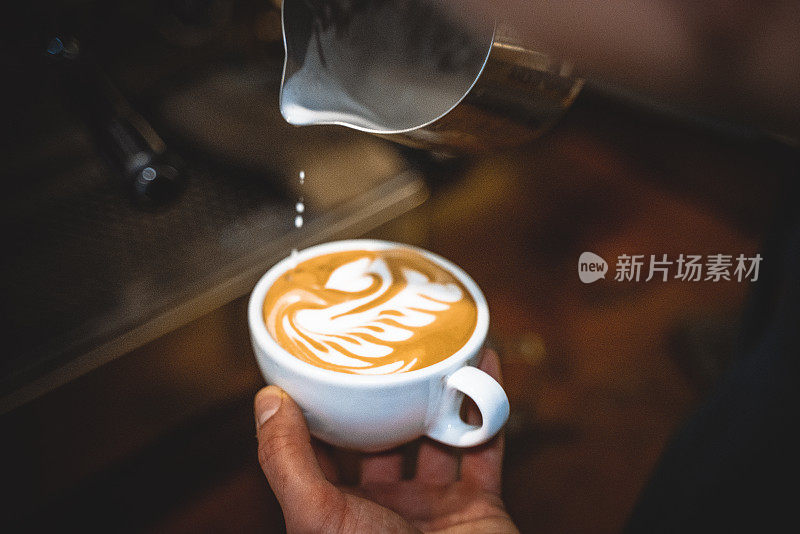 咖啡师做咖啡杯拿铁艺术股票照片