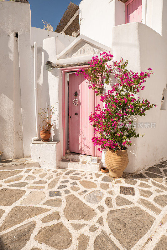 希腊帕罗斯的小巷子，粉红色的门