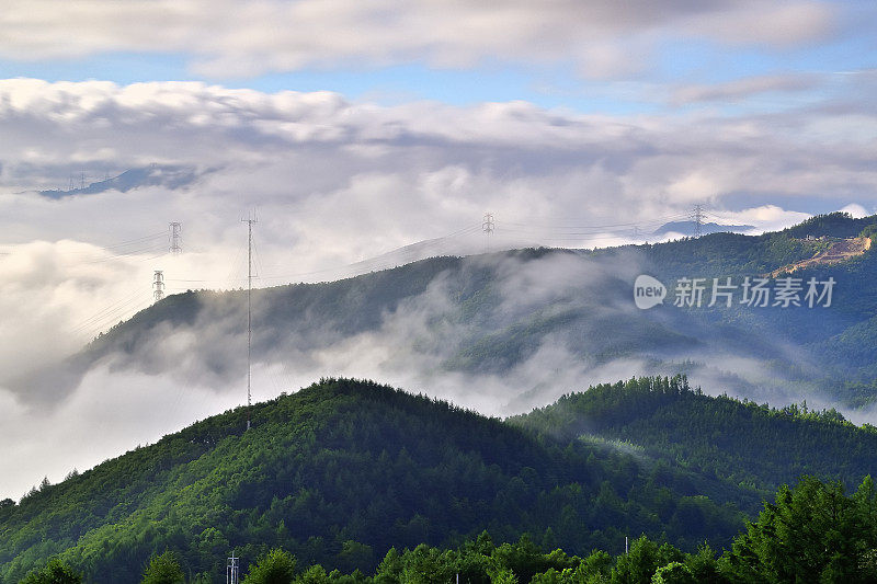 云盘绕在山腰上