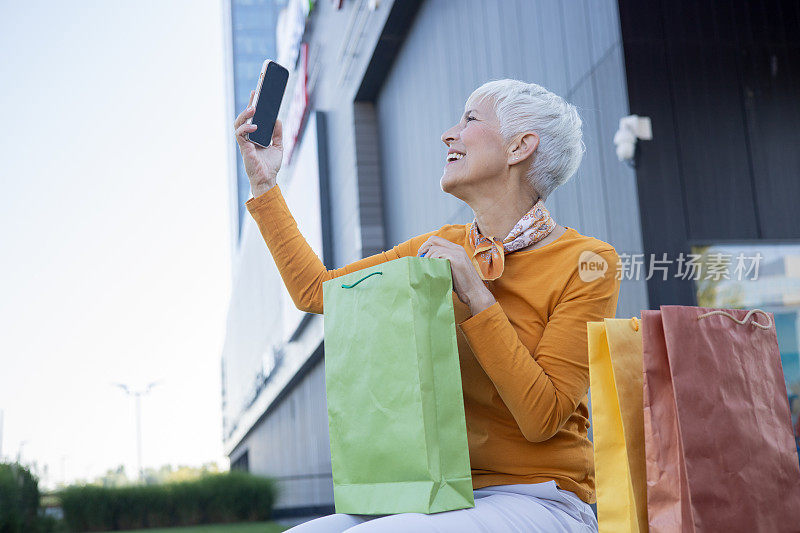 快乐的女人享受在城市购物