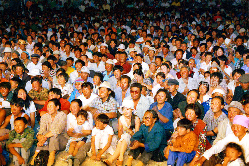 蒙古族传统节日那达慕:人们在晚上观看表演