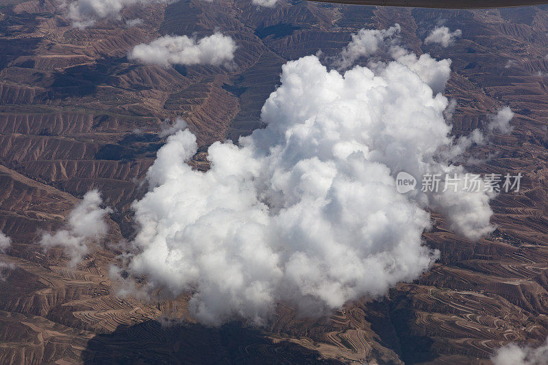 一片大云漂浮在戈壁沙漠上