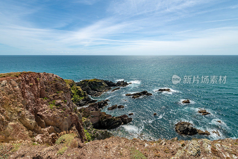 德文郡海岸Burgh岛上的岩石峭壁