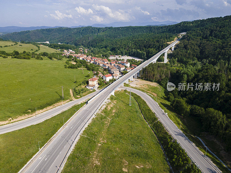 高架公路经过郊区，鸟瞰图。