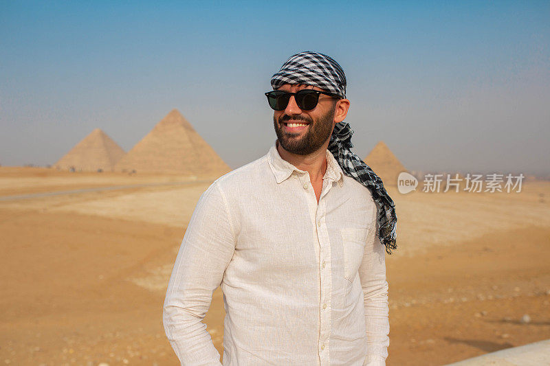 一位年轻的游客在埃及的金字塔前