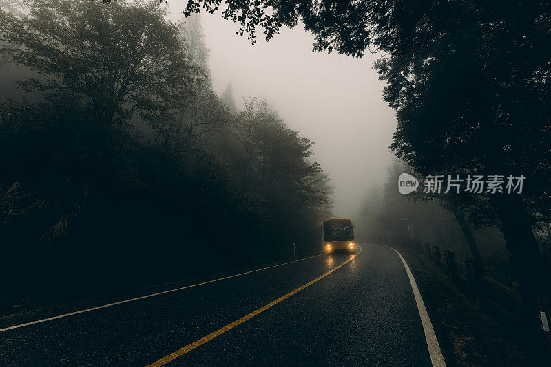 浓雾中的山路