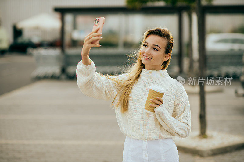 年轻女子在晚上在街上自拍