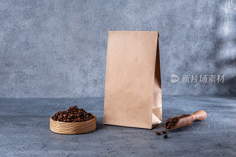 咖啡身份品牌模型。空白的棕色工艺袋咖啡豆。包装模板的标志，品牌，不干胶，标签。俯视图，平铺