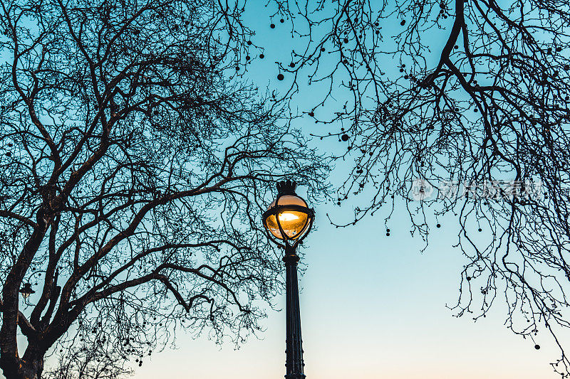 古老的复古灯笼灯柱上的夕阳天空的背景