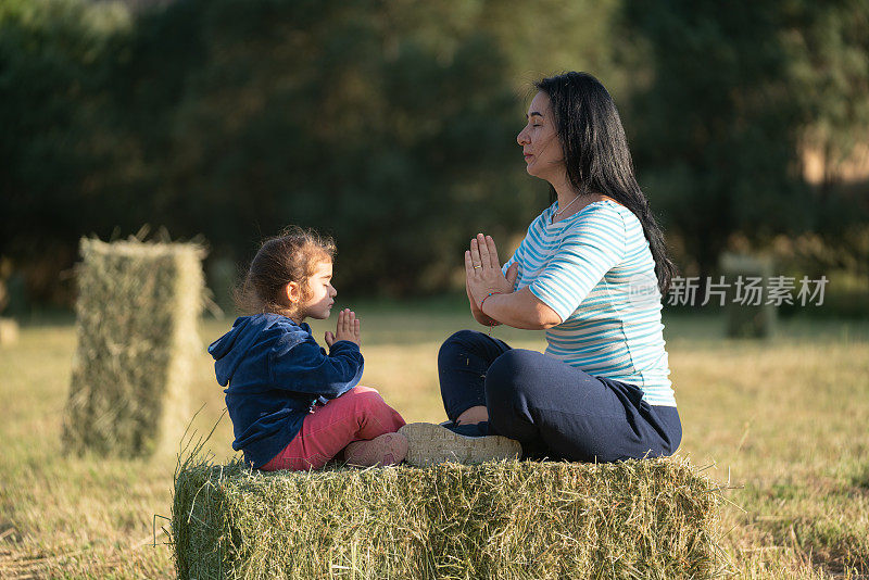 母女俩在农田里做瑜伽