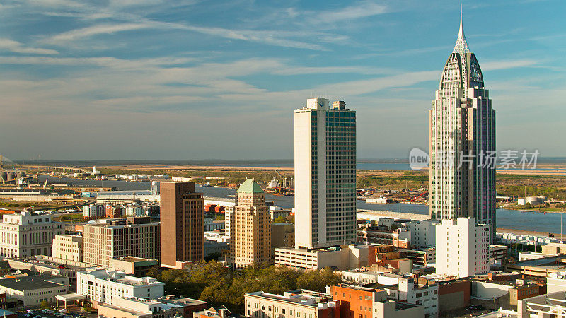 阿拉巴马州莫比尔市中心的政府和办公大楼鸟瞰图