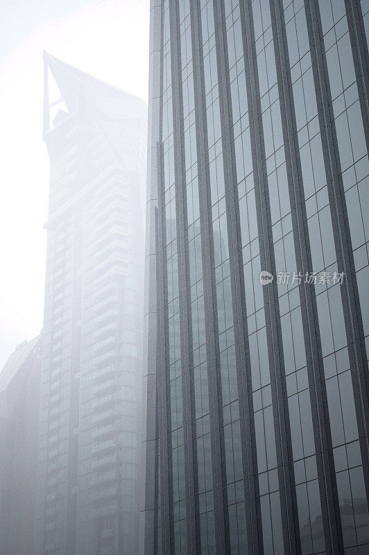 用雨天的雨滴画出现代玻璃建筑的建筑细节