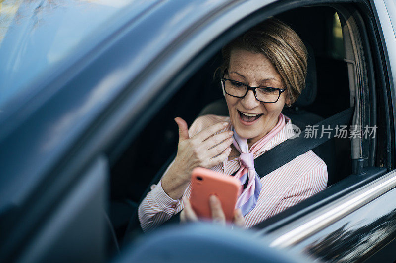 车里的成熟女人