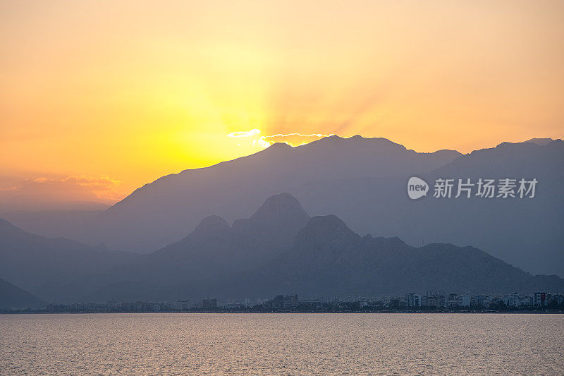 日落金牛贝山脉和地中海