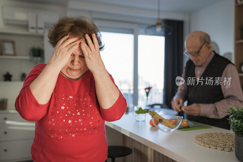 双手抱头的女人头痛