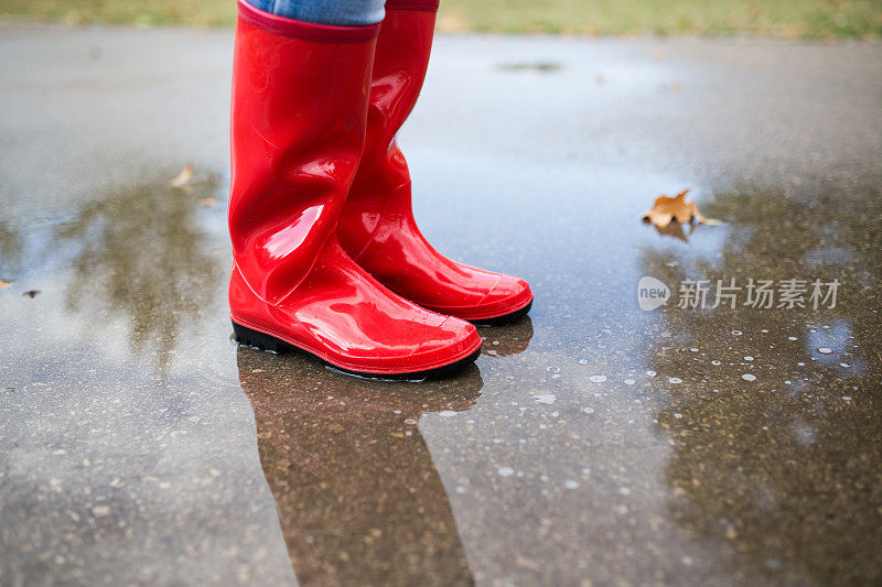 穿雨靴的女人