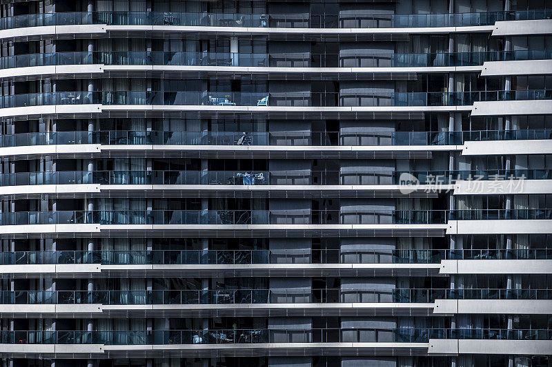 澳大利亚黄金海岸的八层高层公寓大楼的正面视图细节