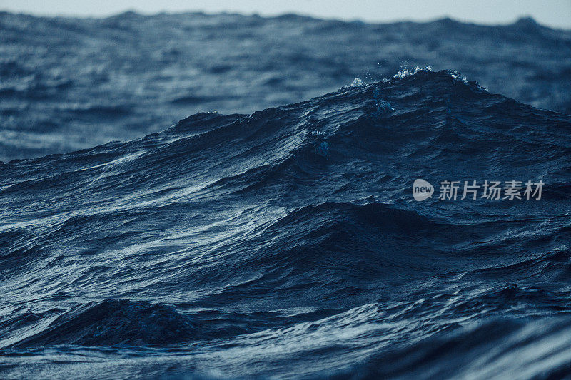 波涛汹涌的大海和海浪从一艘船