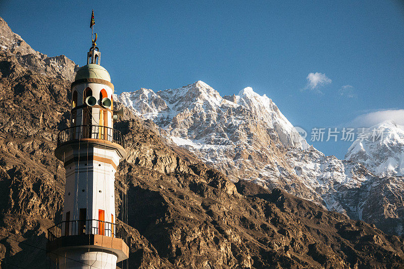 一个美丽的尖塔，背景是喜马拉雅山雄伟的山脉