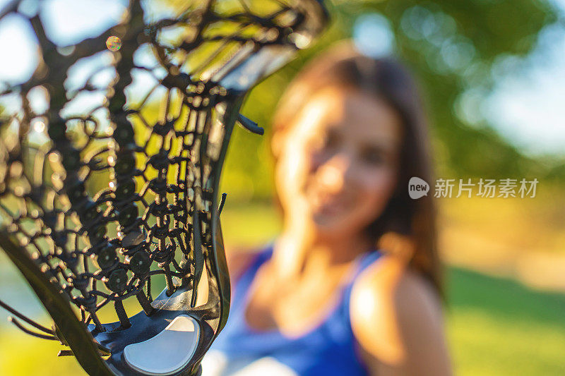 长曲棍球运动员青少年女性户外活动在一个阳光明媚的科罗拉多天肖像照片系列