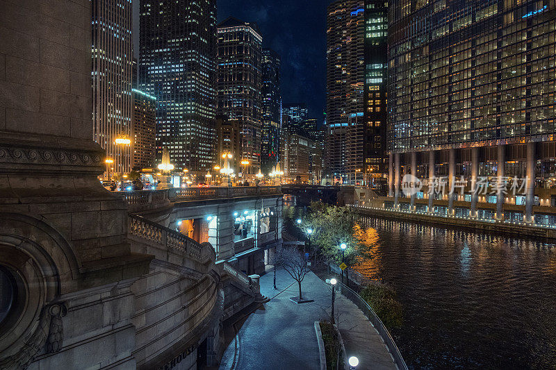 夜间的芝加哥河