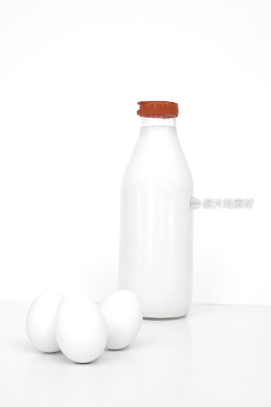 三个有机白鸡蛋配每日新鲜牛奶