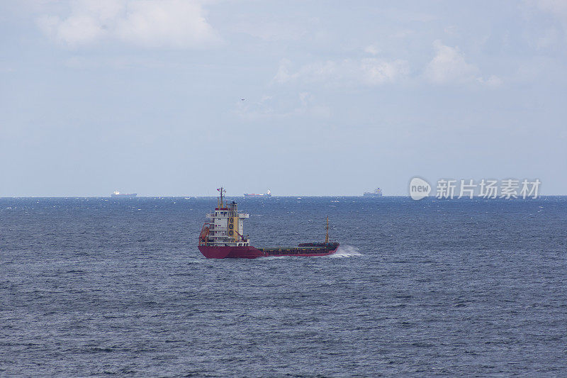 土耳其伊斯坦布尔beykoz黑海海岸附近博斯普鲁斯海峡的商业船只