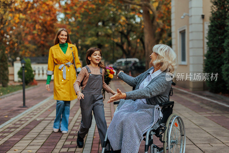 老年妇女在养老院被家人探望。