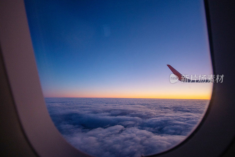 飞机机翼和蓝天景观