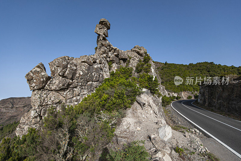 在加那利岛拉戈梅拉的路上。沿途奇形怪状的火山岩让热爱大自然的人眼前一亮。