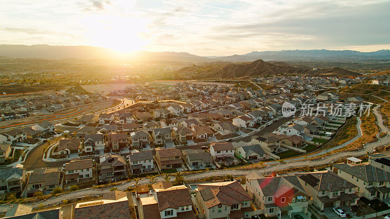 加州圣塔克拉利塔的黄金时间鸟瞰图