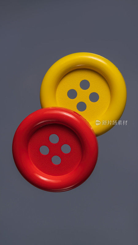 灰色背景上的红色和黄色按钮
