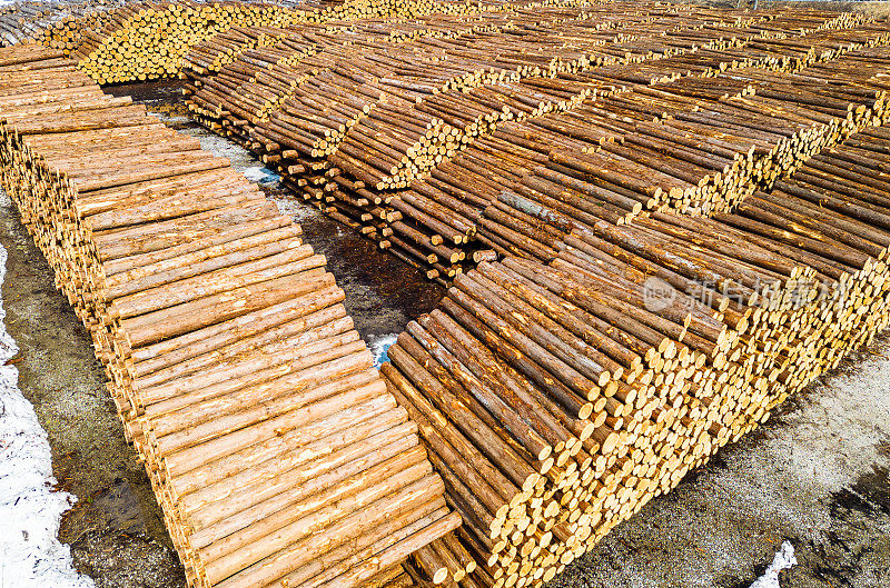 木材工业领域与成堆的堆叠的原木鸟瞰图