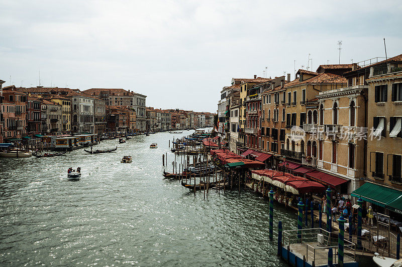 横跨意大利威尼斯的运河和大运河附近拥挤的街道
