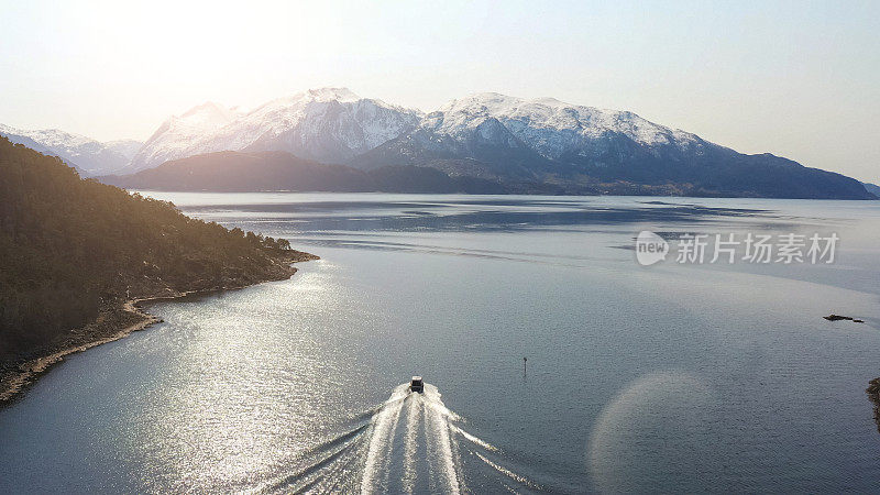 无人机航拍:挪威索涅峡湾平静的峡湾海