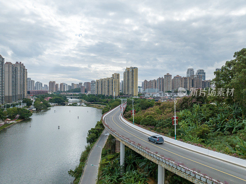 建筑，高速公路，城市绿化带