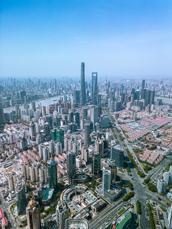 中国上海浦东陆家嘴金融贸易区的无人机航拍画面。