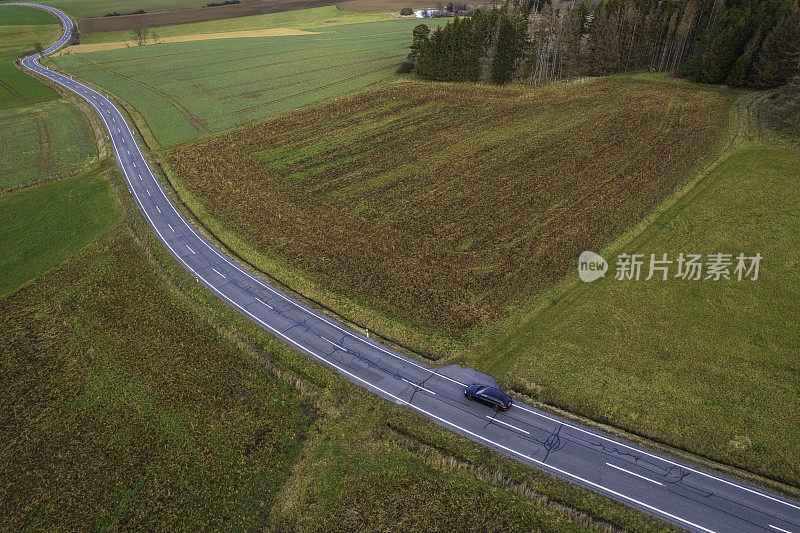 乡村景观中蜿蜒的乡村道路(空中)