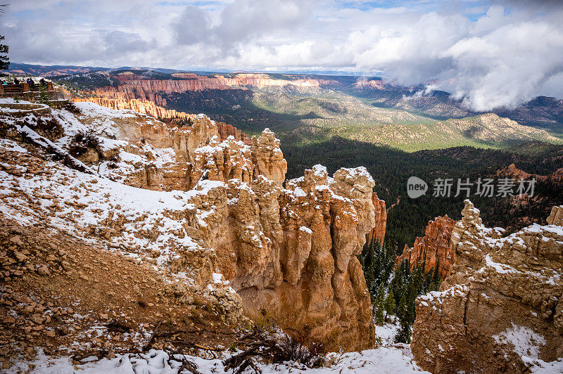 秋天布莱斯峡谷国家公园的最高部分被雪覆盖