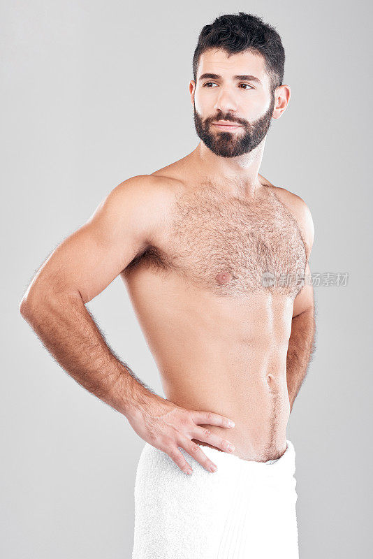 健康、护肤和美容，男士淋浴后用毛巾或在工作室进行肌肉身体护理。灰色背景隔离的男模Spa、养生、清洁肌肤护理。