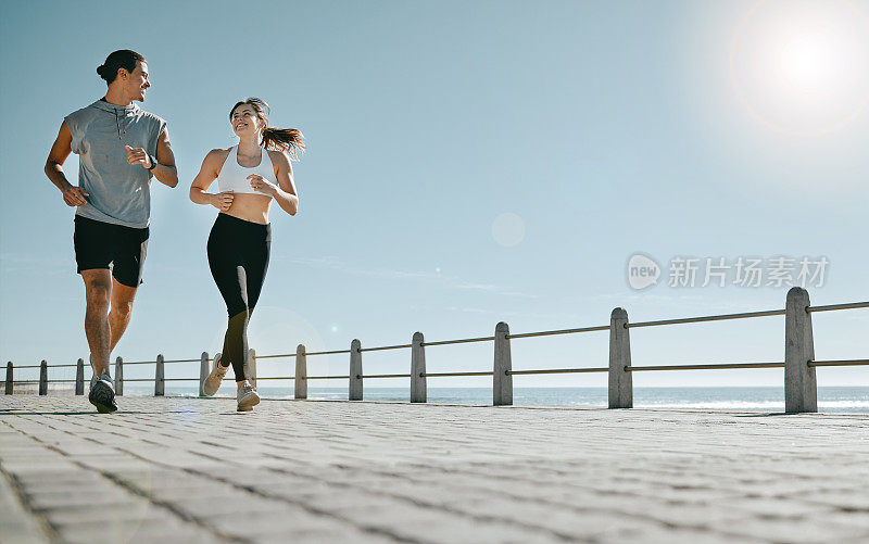 情侣，健身和沙滩跑步的模型，锻炼，锻炼或有氧运动。在开普敦，快乐的男女跑步者为了健康或锻炼而散步或慢跑